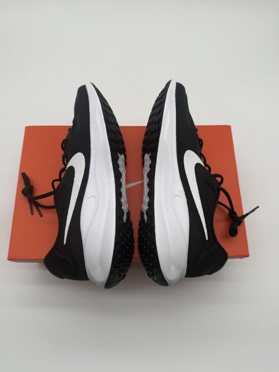 New Nike Revolution 7 Shoes Mens Size 13 Black White Running Comfort FB2207 001 main image 4